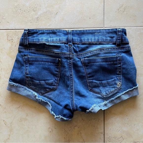 Indigo Rein Women's Medium Wash Blue Denim Rolled Hem Vintage Jean Shorts Size 3 - Picture 3 of 3